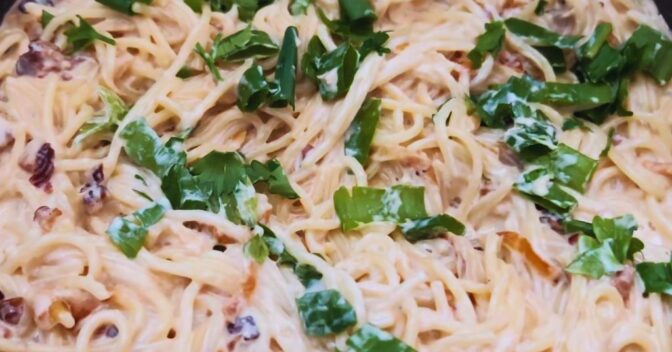 Massas: Receita de espaguete com cebola caramelizada e bacon