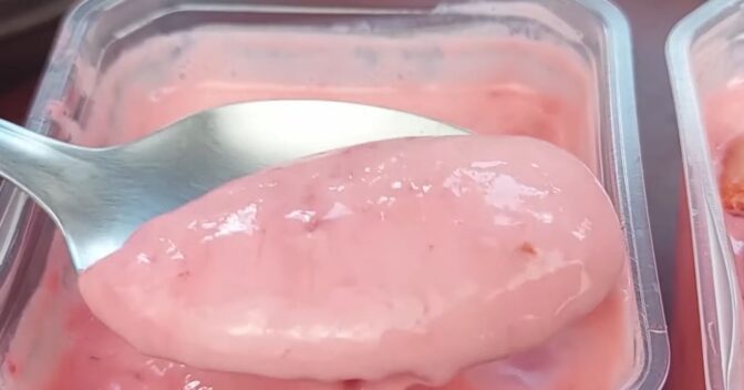 Sobremesas: Receita de iogurte caseiro de morango que fica super cremoso e muito barato