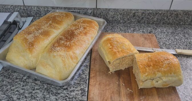 Pratos: Receita de pão caseiro com frango cremoso que rende 3 pães grandes