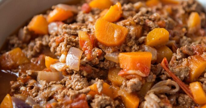 Pratos: Receita de Picadinho de Carne com Batata e Cenoura que Dá Água na Boca