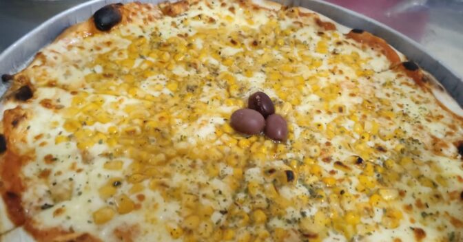 Massas: Receita de pizza de milho na manteiga que vai mudar seu jeito de fazer pizza