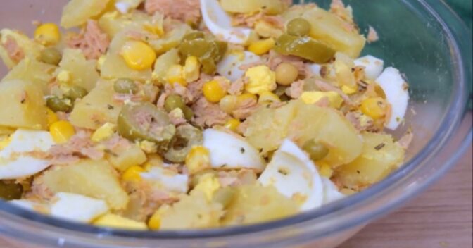 Saladas: Receita de salada de atum com batata que fica pronta em menos de meia hora