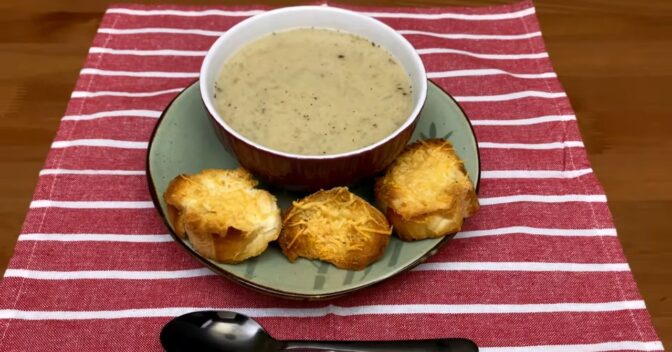 Pratos: Receita de sopa de cebola francesa que fica cremosa em poucos passos
