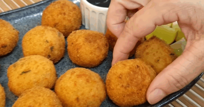 Entradas e Petiscos: Essa receita de Bolinho de Tilápia para você servir como um petisco nos encontros com os amigos