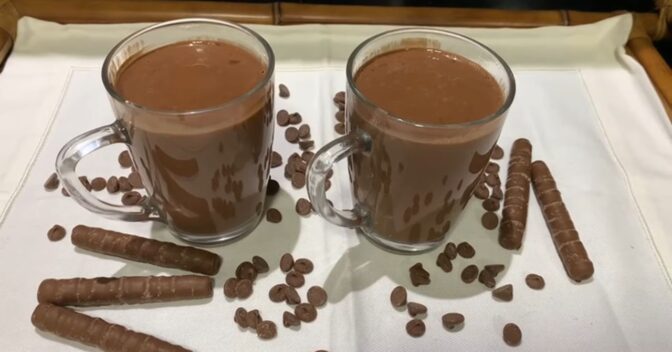 Drinks: Chocolate quente com leite condensado e creme de leite: a receita mais rica que você já provou