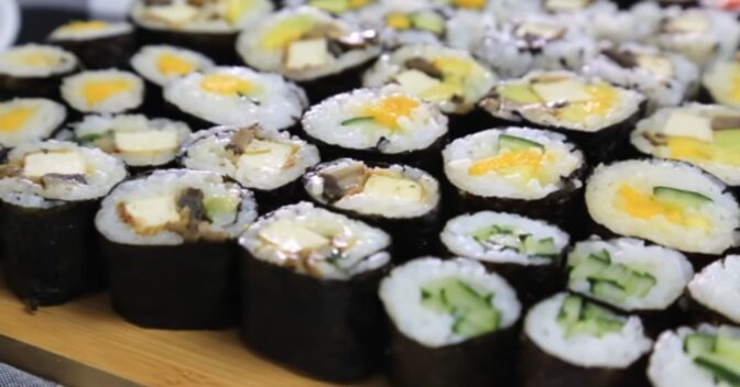 Pratos: Como fazer sushi vegano em casa com 3 recheios que conquistam todo mundo
