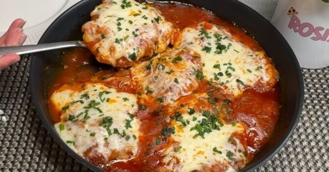 Pratos: Essa receita de Parmegiana de Frango na Frigideira é bem simples e traz um resultado fantástico
