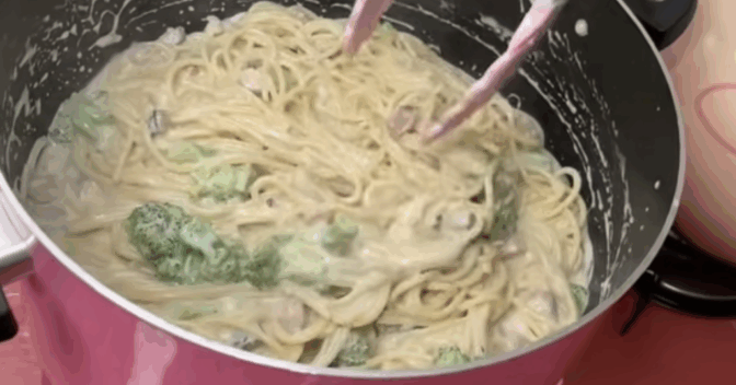 Pratos: Uma delícia: Aprenda a fazer esse Macarrão com Brócolis e Molho Branco perfeito!