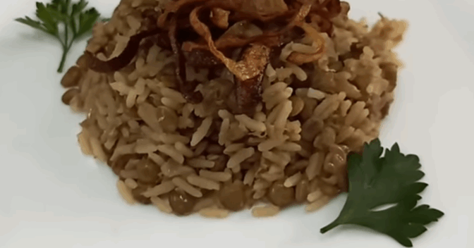 Pratos: Aprenda a fazer Mjadra e tenha uma receita irresistível para servir no seu almoço