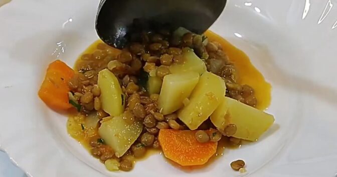 Pratos: Receita de Sopa de Lentilha com Legumes para Esquentas nos Dias Frios