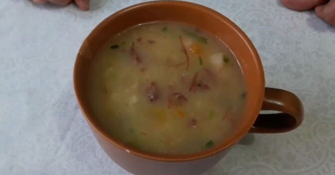 Pratos: Receita de caldo de mandioca com carne seca que aquece a alma no inverno