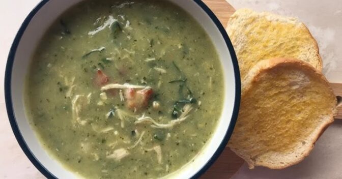 Pratos: Receita de caldo verde com frango desfiado para suportar os dias frios