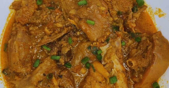 Pratos: Receita de frango caipira ao molho com gostinho de comida da vovó