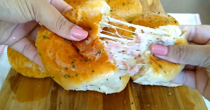 Lanches: Receita de pão caseiro recheado que derrete na boca e não usa batedeira