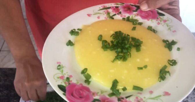 Pratos: Receita de polenta cremosa com queijo que derrete na boca e fica perfeita sempre