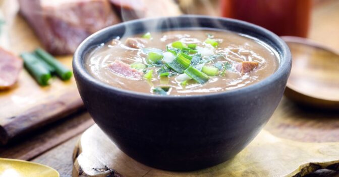 Pratos: Receita de sopa de feijão com charque deliciosa para dias frios