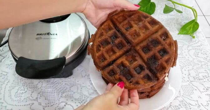 Lanches: Receita de waffle de chocolate que fica crocante por fora e molinho por dentro
