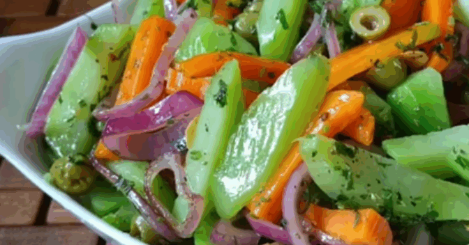 Acompanhamentos: Aprenda a preparar a melhor Salada de Chuchu com Cenoura para servir no seu almoço