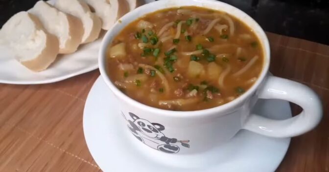 Pratos: Sopa de legumes com carne moída que fica pronta em 40 minutos