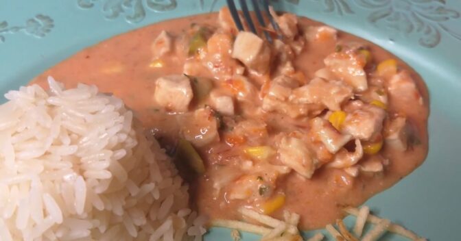Pratos: Strogonoff de frango caseiro com cenoura e milho perfeito para o almoço