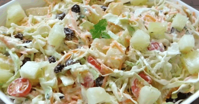 Saladas: A melhor receita de salada de repolho com abacaxi para surpreender no almoço