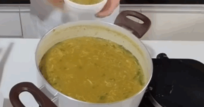 Pratos: A minha receita favorita no inverno: Caldo de Ervilha com Frango; veja como fazer