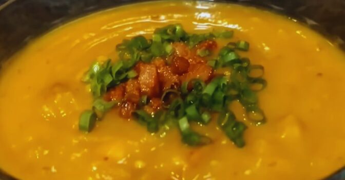 Pratos: Receita de Caldo de Abóbora com Linguiça Calabresa perfeita para o inverno