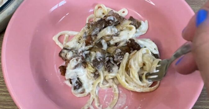 Massas: Receita de Macarrão ao Molho Branco com Tiras de Carne Perfeito para o Almoço