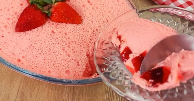 Sobremesas: Receita Simples de Mousse de Morango com Gelatina que as crianças adoram