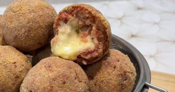 Salgados: É bem fácil! Veja como fazer bolinho de linguiça com queijo saboroso e que conquista todo mundo