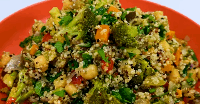 Acompanhamentos: Como fazer essa Salada de Quinoa com Legumes que vai te conquistar