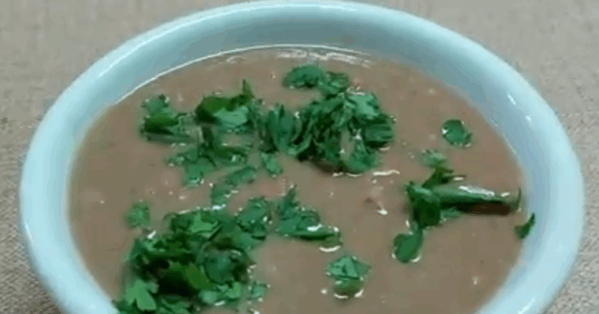 Pratos: A receita mais aguardada do inverno: Caldo de Feijão com Calabresa; veja como é fácil fazer