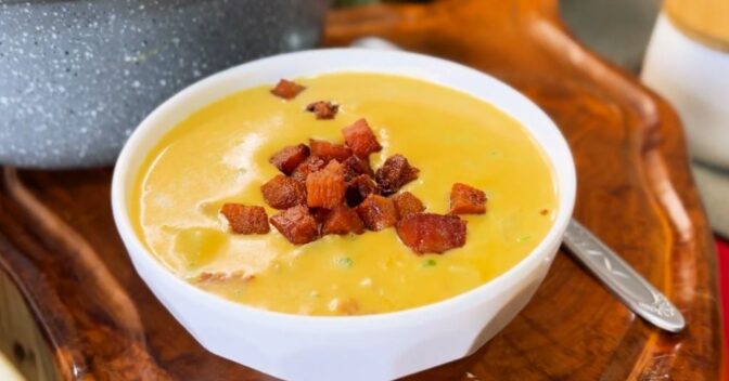 Pratos: Como fazer Sopa de Batata com Bacon que aquece todo mundo nos dias mais frios