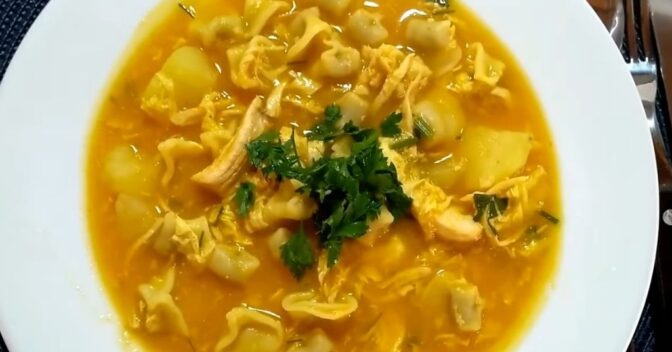 Pratos: Receita de Sopa de Capeletti com Frango que conquista todo mundo em dias de muito frio