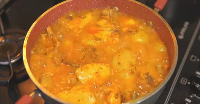 Pratos: Receita de Frango Ensopado com Batata com um Molho Irresistível
